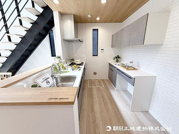 ＜キッチン＞背面にカップボード付です