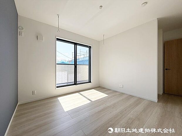 <主寝室>約6.8帖の主寝室。室内干しができるよう、吊り下げ金具がございます