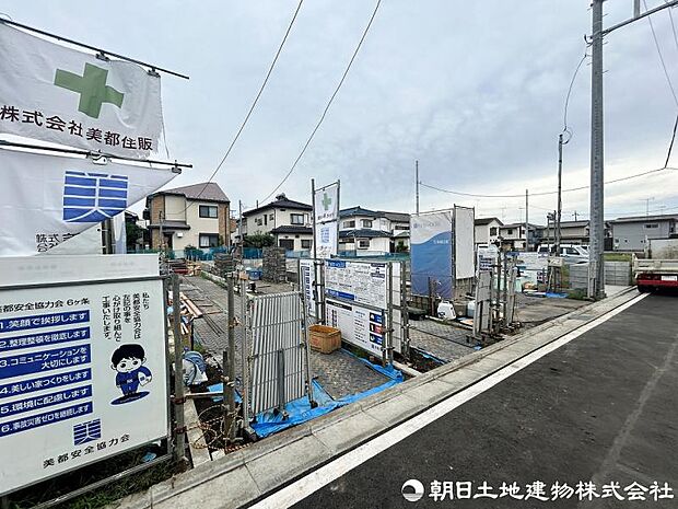 ＜現地＞電動シャッター、タッチレス水栓、宅配ボックス等の設備も充実しています。