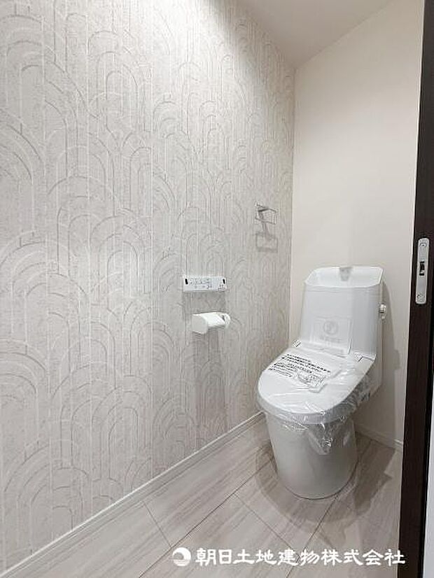 <トイレ>アクセントクロスがオシャレなトイレ空間。1階と2階にトイレがございます