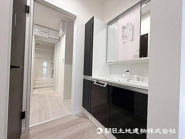 <洗面所>キッチンからの動線が良い洗面所。廊下からも出入りできるウォークスルーになっています