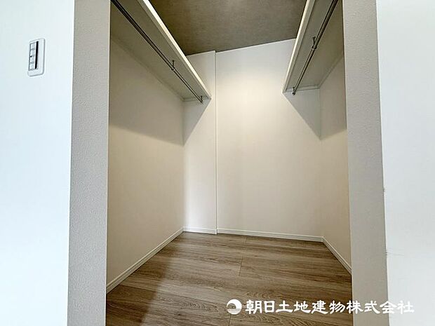 <ウォークインクローゼット>主寝室には、約2帖のウォークインクローゼットがございます