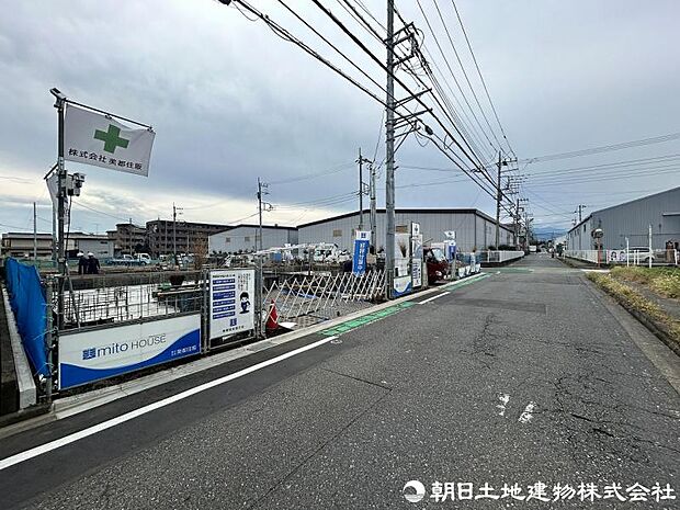 ＜現地＞区画整理地内の幅員6ｍ道路に面して車のすれ違いも楽にできます。