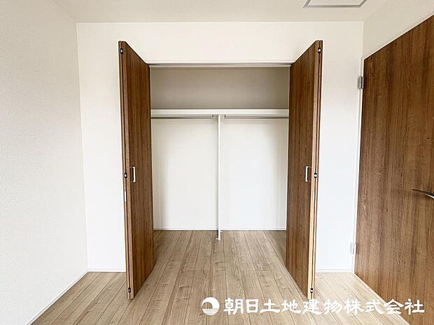 <収納>各洋室にクローゼットもありますので、お洋服をすっきりと収納できます。