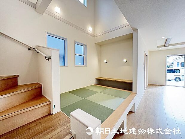 <スキップフロア>吹き抜けで光が降り注ぐ明るいスキップフロアです。