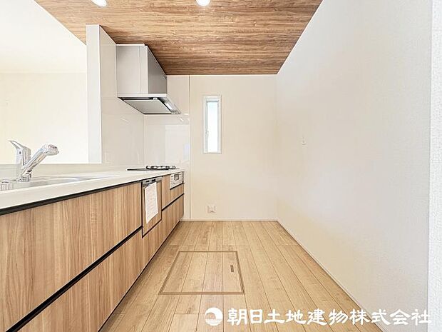 ＜キッチン＞冷蔵庫や食器棚を置いても広い家事スペースを確保しています。