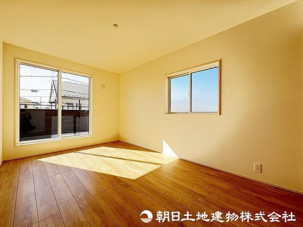 ＜主寝室＞バルコニーに面した明るい主寝室7帖です。