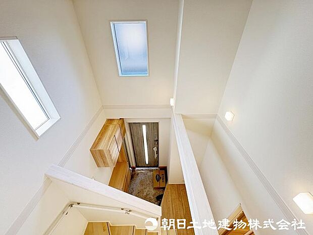 ＜玄関＞吹き抜けのある明るい玄関でお客様をお出迎え致します。