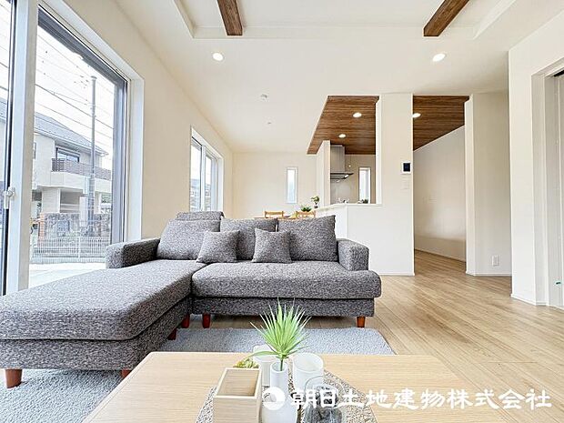 <リビング>南向きの大きな窓から光が入る明るいリビング空間です。(家具ディスプレー)