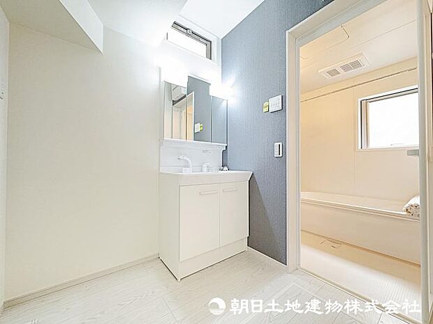 ＜洗面室＞キッチン背面から使え家事動線がスムーズです。