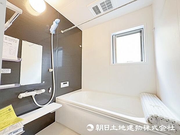 ＜浴室＞1坪タイプの広いユニットバスです。