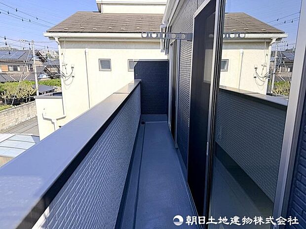 ＜バルコニー＞2つのお部屋から使える便利なバルコニーです。