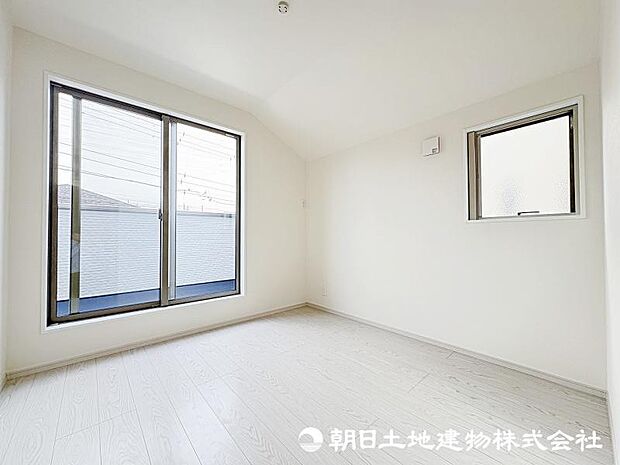 ＜洋室＞バルコニーに面した明るい洋室5帖です。