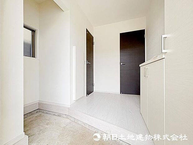 ＜玄関＞ベビーカーやゴルフバックを置けるシューズインクロークも便利です。