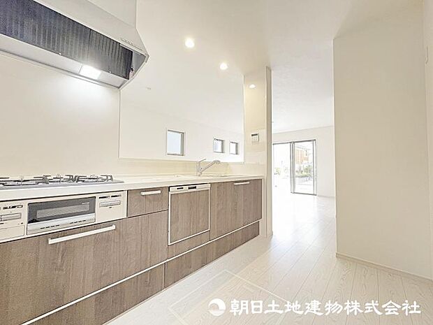 ＜キッチン＞お料理中も会話が弾む明るい対面キッチンです。