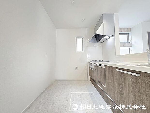 ＜キッチン＞冷蔵庫や食器棚を置いても広い家事スペースを確保しています。