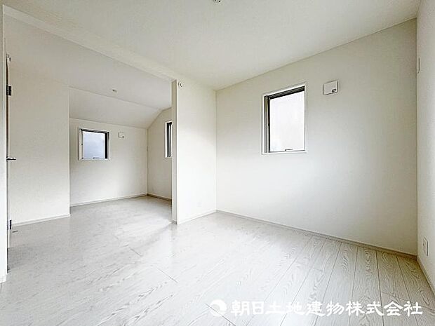 ＜洋室＞広い9.3帖の洋室は間仕切り壁を造って2部屋としても使えます。（別途費用有）