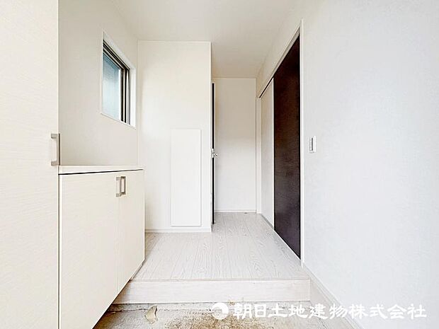 ＜玄関＞靴をすっきりと収納できるシューズボックス付きです。