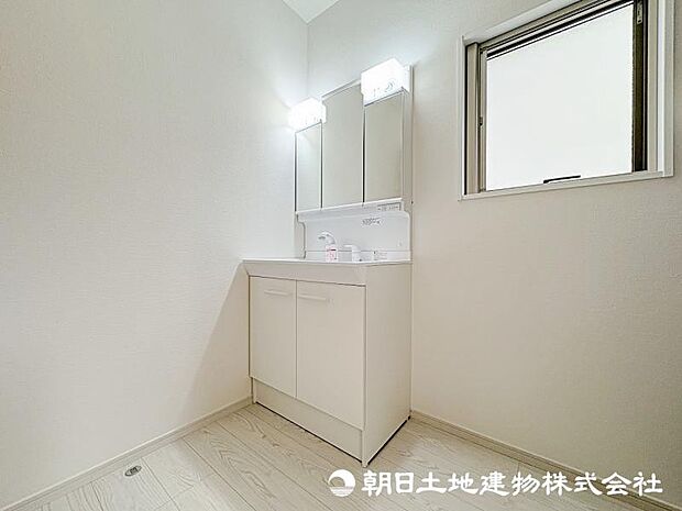 ＜洗面台＞すっきりと収納ができる三面鏡タイプの洗面台です。
