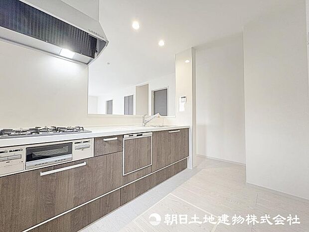 ＜キッチン＞お料理中も会話が弾む明るい対面キッチンです。