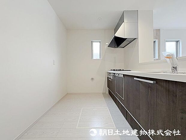 ＜キッチン＞冷蔵庫や食器棚を置いても広い家事スペースを確保しています。