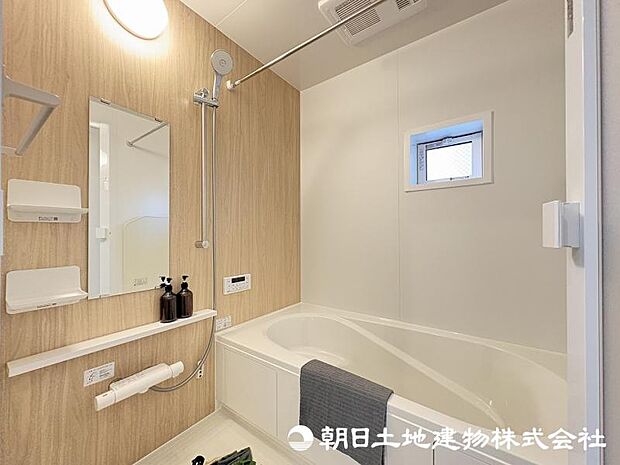 <浴室>1坪タイプの広いユニットバスです。