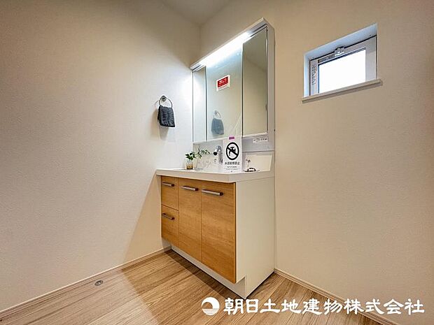 <洗面台>すっきりと収納ができる三面鏡タイプの洗面台です。