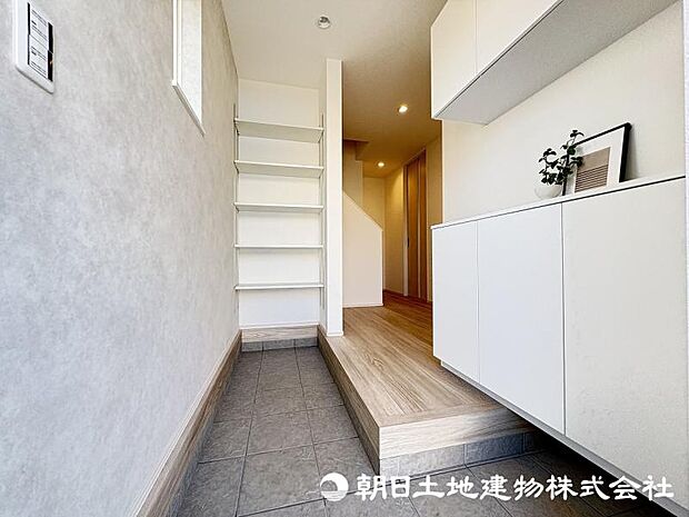 <玄関>可動棚もあり玄関周りをすっきりと整理整頓ができます。