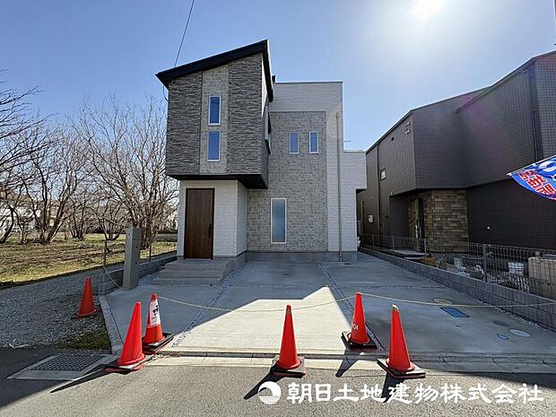 <外観>角地に面して開放感があります。カースペース並列2台駐車可能です。