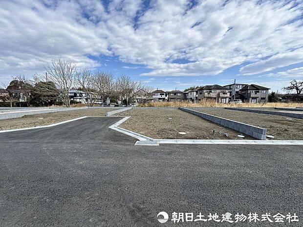 ＜現地＞開発分譲地内の南西道路に面して陽当たり良好です。