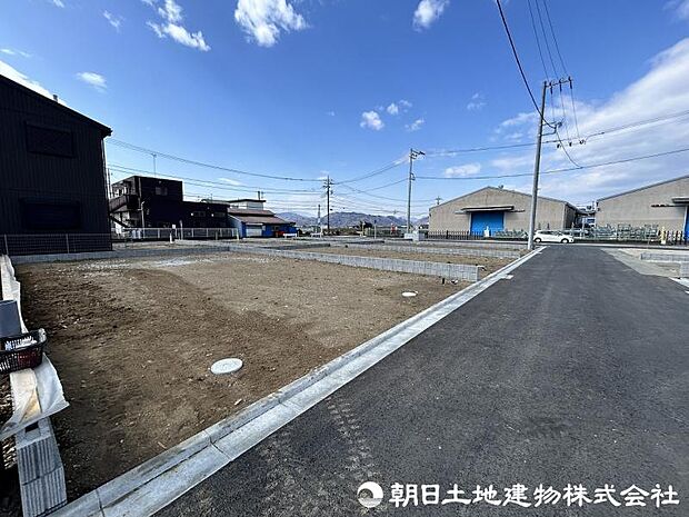 ＜現地＞開発分譲地内で交通量の少ない道路に面して安心いただけます。