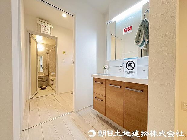 ＜洗面台＞すっきりと収納ができる三面鏡タイプの洗面台です。