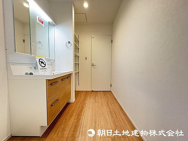 <洗面台>すっきりと収納ができる三面鏡タイプの洗面台です。