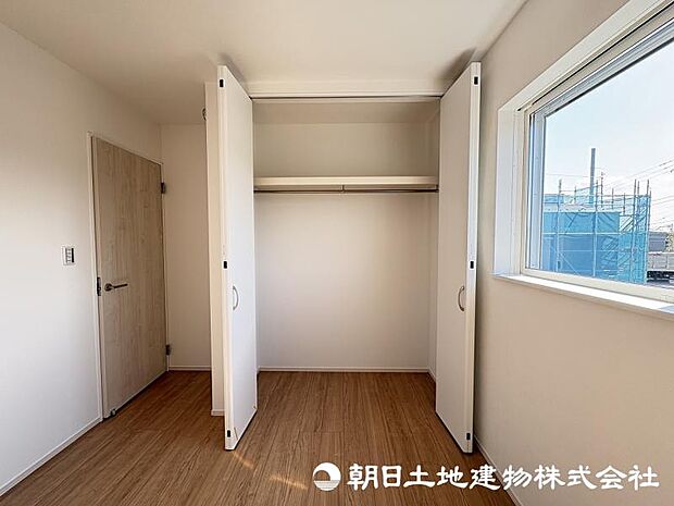 <収納>各洋室にクローゼットがありますので、お洋服もすっきりと収納できます。