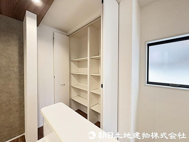 <パントリー>キッチン横には食料品や日用品をストックできるパントリーがあり便利です。