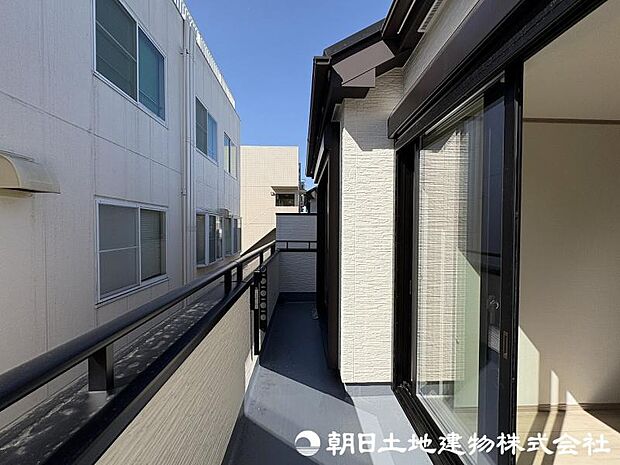 ＜バルコニー＞広いバルコニーでお洗濯物をゆったりと干せます。