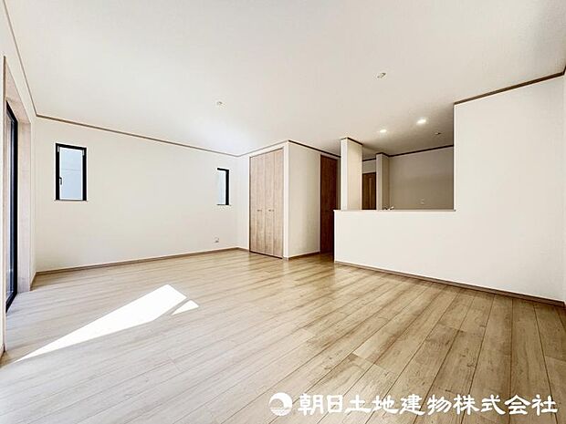 ＜ダイニング＞対面キッチン前の広いダイニングスペースでお寛ぎいただけます。