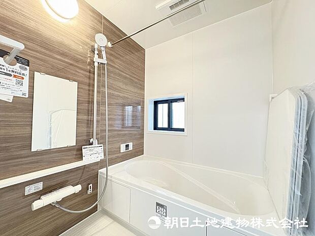 <浴室>1坪タイプの広いユニットバスです。