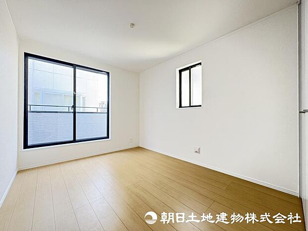 <洋室>バルコニーに面した明るい洋室6帖です。