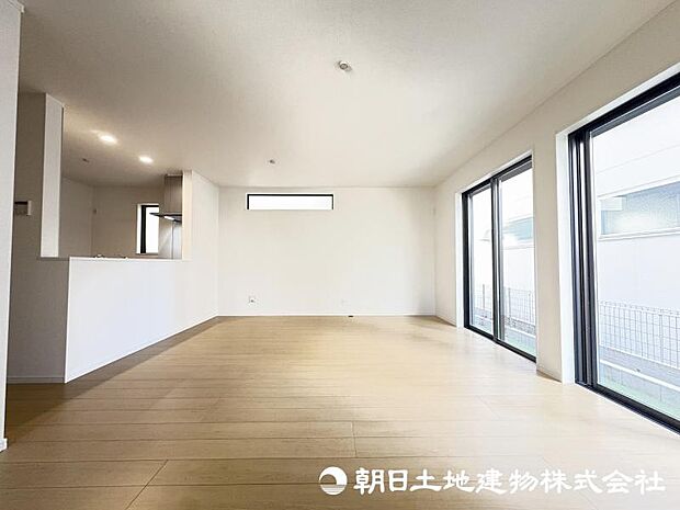 <リビング>南西向きの明るいリビングです。