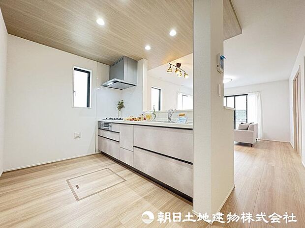 ＜キッチン＞下がり天井やダウンライトのあるお洒落なキッチンです。