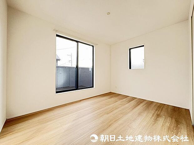 ＜洋室＞南向きの大きな窓から光が入る明るい洋室です。