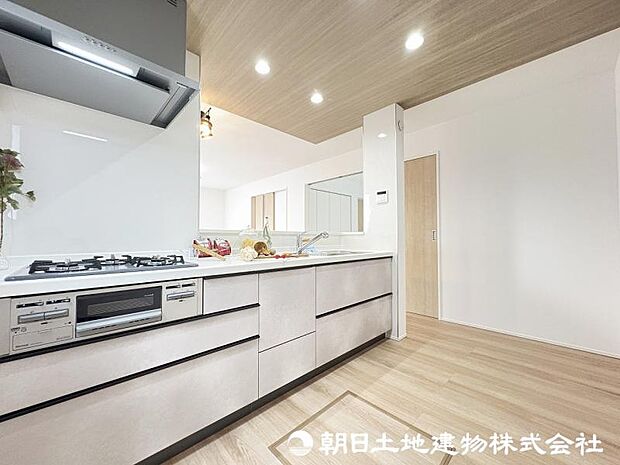 ＜キッチン＞お料理中も会話が弾む明るい対面キッチンです。