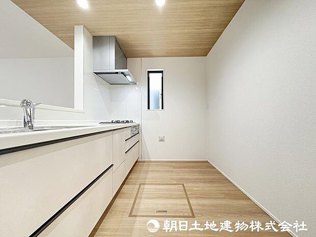 <キッチン>冷蔵庫や食器棚を置いても広い家事スペースを確保しています。