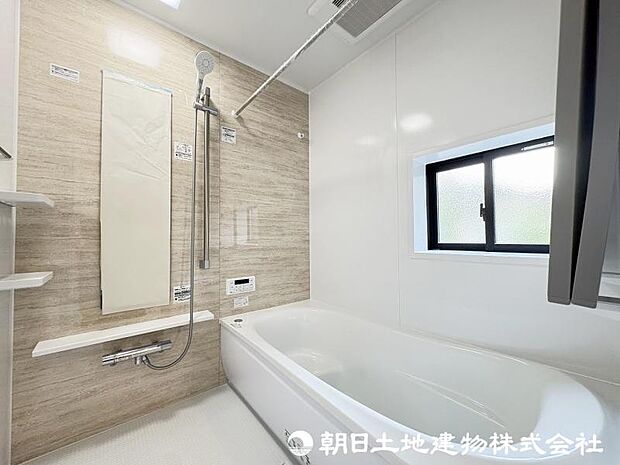 <浴室>1坪タイプの広いユニットバスです。