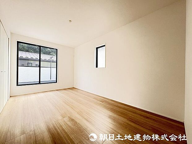 <主寝室>バルコニーに面した明るい主寝室7.5帖です。