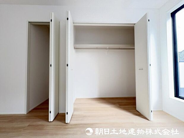 <収納>各洋室にクローゼットもありお洋服をすっきりと収納できます。