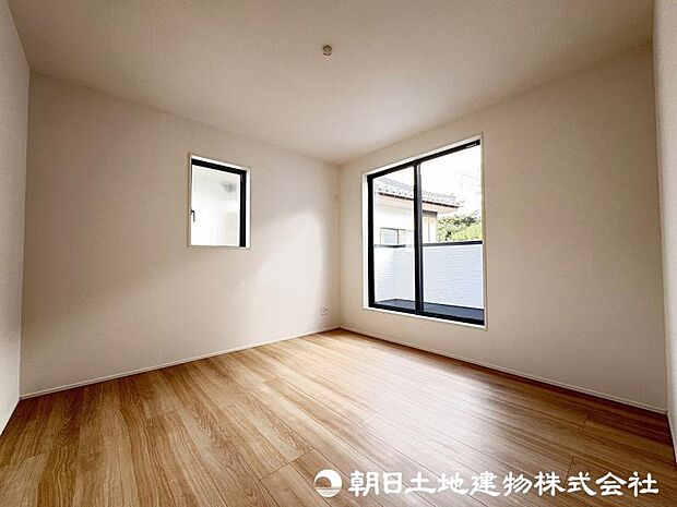 <洋室>バルコニーに面した明るい洋室6帖です。