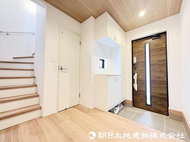 <玄関>靴をすっきりと収納できるシューズボックス付きです。