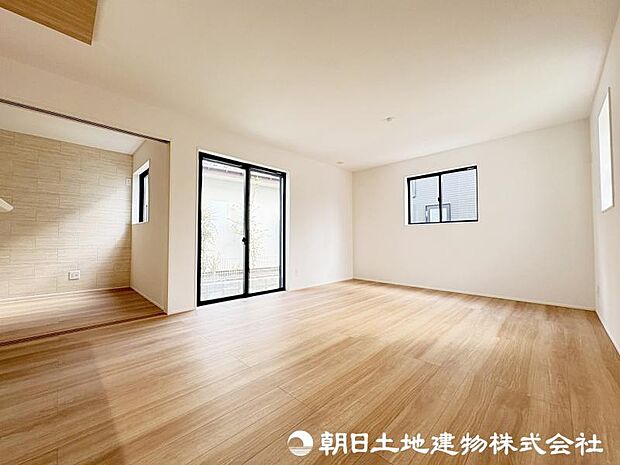 <リビング>お庭に面した大きな窓から光が入るリビング空間です。